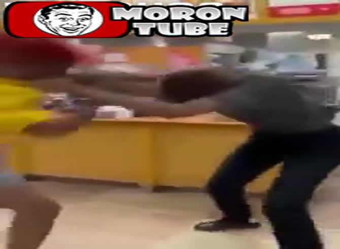 Video :Violent altercation between Wendy employee and customer